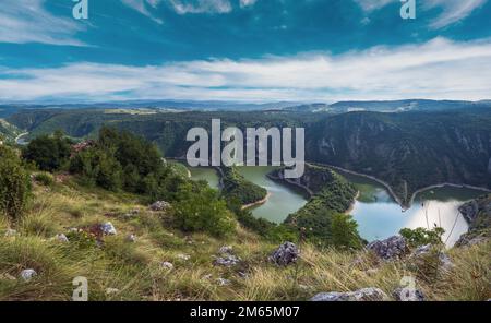 Belle vue d'été sur les méandres de l'Uvac, Serbie. Banque D'Images