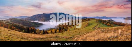 Nuages brumeux le matin dans la campagne de montagne d'automne. Ukraine, Carpathian Mountains, Transcarpathia. Paisible voyage pittoresque, saisonnier, nature Banque D'Images
