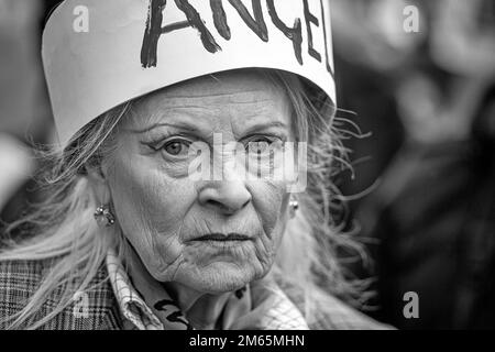 Image de la dernière créatrice de mode britannique et activiste Dame Vivienne Westwood lors de l'extradition de Don't Julian Assange march et du rassemblement de protestation dans le centre de Londres le 22nd février 2020. Banque D'Images