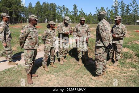 Le général Kodjo KNOX-Limbacker, adjudant général, et le sergent de commandement Kent S. Bellot, commandant du service de commandement de l'État, visitent le site de formation de 631st Engineer Company à Camp Shelby, Mississippi, en avril 2022. Nicholas Maynard, du SPC des 631st ingénieurs, a été reconnu pour son leadership et sa performance exceptionnels au cours de la formation annuelle. Banque D'Images