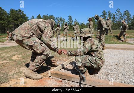 Le général de division Kodjo KNOX-Limbacker de la Garde nationale des Îles Vierges, le sergent général adjoint et commandant de l'État, le Maj Kent S. Bellot, visite le site de formation de la compagnie d'ingénieurs 631st à Camp Shelby, Mississippi, en avril 2022. Les soldats de la 631st en Co. Utilisent leurs compétences professionnelles militaires avec divers équipements et outils d'ingénierie lorsqu'ils apportent des améliorations aux sites de formation assignés. Banque D'Images