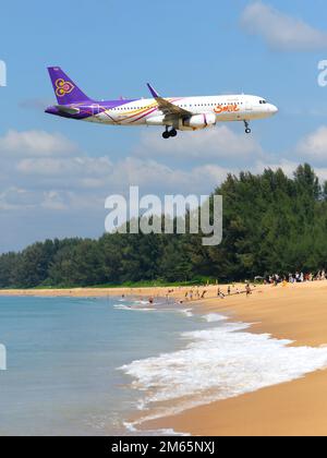 La compagnie aérienne Thai Smile Airbus A320 survole la plage de Mai Khao. Avion A320 de Thai Smile Airways. Plan hs-txo. Banque D'Images