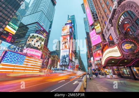 NEW YORK CITY, USA - 5 DÉCEMBRE 2017 : Times Square à Manhattan au crépuscule. Banque D'Images