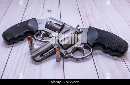 Deux revolvers à nez à priser en acier inoxydable, 357 magnum et un 44 spécial avec une pointe creuse pour chacun d'eux ensemble sur un fond en bois blanc Banque D'Images