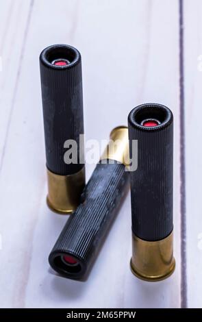 Trois carapace de tir noir de 410 gauge sur fond blanc en bois Banque D'Images