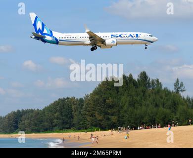 Boeing 737 MAX de SCAT Airlines survolant la plage. Avion 737 MAX de SCAT Airlines au-dessus de la plage de Mai Khao. PLAN 737-9 MAX UP-B3726. Banque D'Images