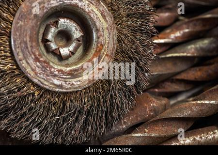 brosse en acier pour percer nettoyer la tôle usagée avec de la rouille. Banque D'Images