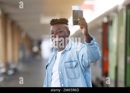 Concept de voyage. Happy Young Black Guy posant à la gare ferroviaire Banque D'Images