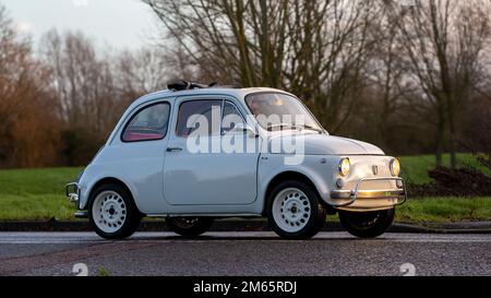 1966 blanc Fiat 500 classique petite voiture Banque D'Images