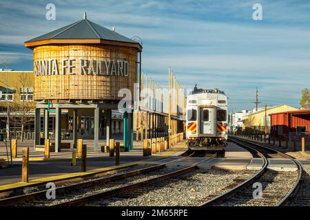 Réservoir d'eau, voies et train de banlieue Railrunner Express, Santa Fe Railyard, Santa Fe, Nouveau-Mexique, États-Unis Banque D'Images