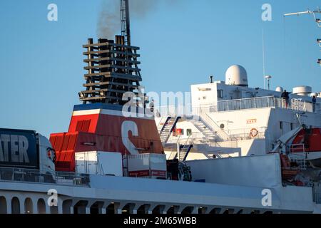 Göteborg, Suède - 11 juillet 2022: Entonnoir du ferry Roro Stena Vinga arrivant au port de Göteborg Banque D'Images