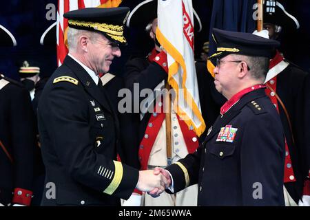 Le général Yoshida Yoshihihide, chef d’état-major de la Force d’autodéfense au sol du Japon, est présenté à la Légion du mérite lors d’une cérémonie d’arrivée en honneur total des Forces armées à la salle Myer-Henderson de la base interarmées, à Arlington, en Virginie, dans le cadre de sa visite officielle aux États-Unis sur 5 avril 2022. Le général James C. McConville, chef d'état-major de l'Armée des États-Unis, a été l'hôte de cet événement. Banque D'Images