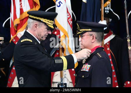 Le général Yoshida Yoshihihide, chef d’état-major de la Force d’autodéfense au sol du Japon, est présenté à la Légion du mérite lors d’une cérémonie d’arrivée en honneur total des Forces armées à la salle Myer-Henderson de la base interarmées, à Arlington, en Virginie, dans le cadre de sa visite officielle aux États-Unis sur 5 avril 2022. Le général James C. McConville, chef d'état-major de l'Armée des États-Unis, a été l'hôte de cet événement. Banque D'Images