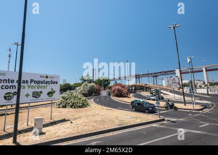 Lisbonne, Portugal - 24 juillet 2016: Passage de route compliqué près d'Alcantara-Mar Banque D'Images