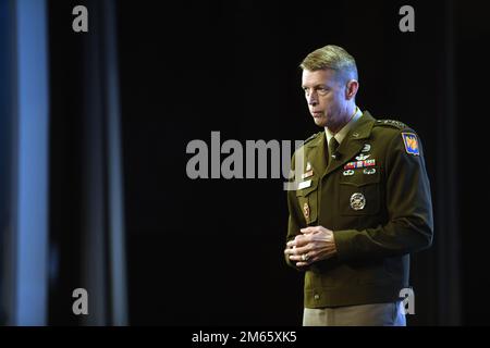 Le général de l'armée Daniel Hokanson, chef du Bureau de la Garde nationale, s'adresse aux participants au Sommet des solutions pour les missions de l'aviation de l'armée de 2022, à Nashville, Tennessee, 5 avril 2022. Banque D'Images