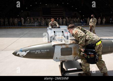 Les membres de l'unité d'entretien des aéronefs 36th se disputent la compétition d'équipage de chargement d'armes du Groupe d'entretien 51st à la base aérienne d'Osan, en République de Corée, au 6 avril 2022. Pour cette compétition, chaque équipe a chargé diverses munitions essentielles à l'inventaire de combat de la Force aérienne des États-Unis dans leur cellule respective. Banque D'Images