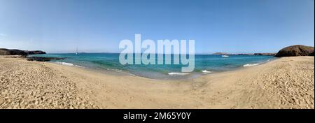 Vue imprenable sur les couleurs exotiques de Lanzarote, les îles Canaries, l'Espagne, l'Europe. Couleur turquoise de la mer et mer cristalline. Banque D'Images