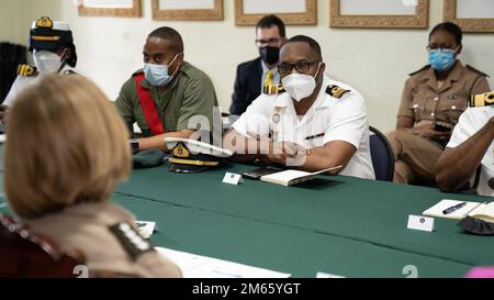 BRIDGETOWN, Barbade (5 avril 2022) -- les membres de la Force de défense de la Barbade se joignent aux États-Unis Général de l'armée Laura J. Richardson, États-Unis Commandant du Commandement Sud, pour une table ronde axée sur l’initiative femmes, paix et sécurité, le perfectionnement du leadership des officiers non commissionnés et les possibilités offertes par le programme d’éducation et de formation militaires internationales (EIPMF) du Département d’État. Le forum a eu lieu avant la Conférence sur la sécurité des Nations Unies dans les Caraïbes de 2022, organisée conjointement par la Force de défense de la Barbade et SOUTHCOM. Banque D'Images