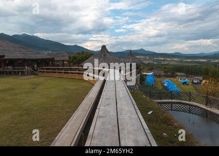 PAI, Thaïlande. 19 novembre 2022. Yun lai point de vue avec restaurant et camping à Pai, Thaïlande Banque D'Images