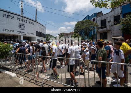 Santos, Brésil. 02nd janvier 2023. Les gens forment une file d'attente pour accompagner le sillage de l'ancien joueur Edson Arantes do Nascimento, Pelé, né sur 23 octobre 1940 et mort sur 29 décembre 2022 à l'âge de 82 ans. Les funérailles ont lieu au centre de la pelouse de Vila Belmiro, stade Santos Futebol Clube, dans la ville de Santos, SP. (Photo: Mauricio Rummens/Brazil photo Press) Credit: Brazil photo Press/Alay Live News Banque D'Images