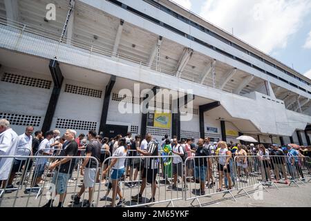 Santos, Brésil. 02nd janvier 2023. Les gens forment une file d'attente pour accompagner le sillage de l'ancien joueur Edson Arantes do Nascimento, Pelé, né sur 23 octobre 1940 et mort sur 29 décembre 2022 à l'âge de 82 ans. Les funérailles ont lieu au centre de la pelouse de Vila Belmiro, stade Santos Futebol Clube, dans la ville de Santos, SP. (Photo: Mauricio Rummens/Brazil photo Press) Credit: Brazil photo Press/Alay Live News Banque D'Images