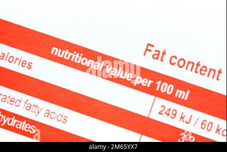 Emballage alimentaire valeur nutritionnelle par 100 ml de calories, nutriments en 100 millilitres étiquette d'information imprimée sur l'objet générique du conteneur alimentaire, détail, Banque D'Images