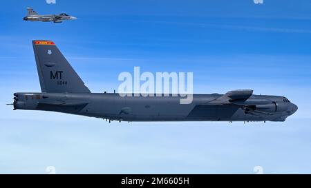 Une force aérienne tchèque Saab JAS-39C Gripen escorte une force aérienne américaine B-52H Stratoforteresse affectée au 69th Expeditionary Bomb Squadron de la RAF Fairford, Angleterre 5 avril 2022. Les Griens tchèques ont escorté l'EBS de 69th en route vers la région méditerranéenne dans le cadre de la série de missions pré-planifiées de la Force opérationnelle pour les bombardiers Europe. Banque D'Images