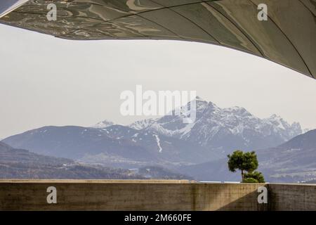 Vue sur les montagnes depuis la gare de Hungerburg avec des personnes qui regardent la ville et les montagnes à Innsbruck, Autriche. Banque D'Images