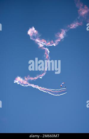 États-Unis Académie de la Force aérienne l’équipe des escadres de parachutisme bleu effectue des sauts au cours de la Feria Internacional del aire y Espacio (FIDAE) 5 avril 2022, à Santiago, au Chili. Au cours de la semaine, les démonstrations de l'équipe de parachutistes B-52, F-22 Raptor et Wings of Blue présenteront la puissance aérienne, les capacités et la promesse durable des États-Unis en tant que partenaire engagé dans la région. Banque D'Images