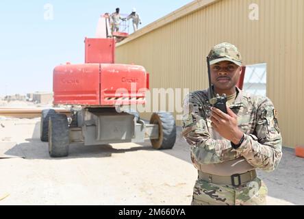 A1c Micah Johnson, 386th Expeditionary civil Engineer Squadron Force protection un membre du vol observe des entrepreneurs qui construisent un ajout au Flex Gym de la base aérienne Ali Al Salem, 5 avril, 2022. Le vol de protection de la force ECES 386 aide à maintenir la sécurité de niveau de base en comptabilisant et escortant avec précision les ressortissants d'autres pays (ONC) vers et depuis divers sites de travail tout au long de l'installation et en assurant leur départ de la base à la fin de la journée. Banque D'Images