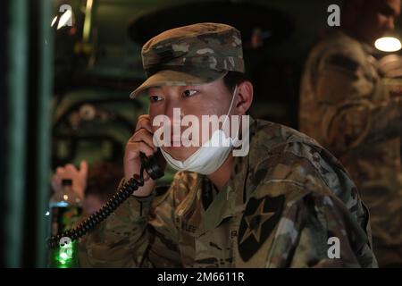 Le Cpl Lee Chang Ho est une augmentation coréenne aux États-Unis Armée (KATUSA) Soldat. Il sert dans le 1st Bataillon, 38th Régiment d'artillerie de campagne au Camp Casey à titre de spécialiste de l'approvisionnement de l'unité. Lee, de Séoul, affirme que ce qu'il aime le plus dans ses fonctions actuelles est la chance d'améliorer ses compétences et sa maîtrise de l'anglais. En tant que soldat de KATUSA, une grande partie de son travail est traducteur pour les États-Unis Soldats en République de Corée soldats, et à ce titre, il a une expérience unique de parler aux soldats des deux nations. Banque D'Images