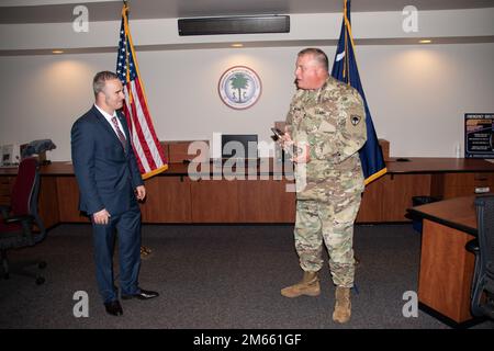 David Omura, directeur de Columbia Veterans Affairs Health Care System et Dorn va Medical Center, remet un prix aux États-Unis Le général de division Van McCarty, adjudant général de Caroline du Sud, lors d’une cérémonie organisée par 5 avril 2022, à la Division de gestion des urgences de Caroline du Sud, en Colombie-Ouest, en Caroline du Sud, pour la participation de la Garde nationale de Caroline du Sud aux efforts de secours de la COVID-19. La Garde nationale de Caroline du Sud a été activée par 13 mars 2020 à l'appui des efforts de réponse de la COVID-19 dans l'État. La Garde nationale de Caroline du Sud a aidé à la distribution de la protection personnelle e Banque D'Images