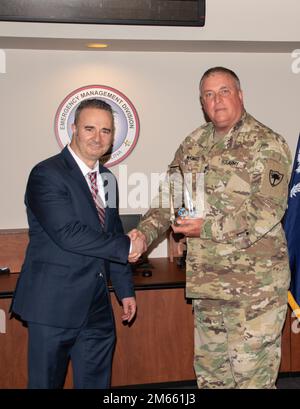 David Omura, directeur de Columbia Veterans Affairs Health Care System et Dorn va Medical Center, remet un prix aux États-Unis Le général de division Van McCarty, adjudant général de Caroline du Sud, lors d’une cérémonie organisée par 5 avril 2022, à la Division de gestion des urgences de Caroline du Sud, en Colombie-Ouest, en Caroline du Sud, pour la participation de la Garde nationale de Caroline du Sud aux efforts de secours de la COVID-19. La Garde nationale de Caroline du Sud a été activée par 13 mars 2020 à l'appui des efforts de réponse de la COVID-19 dans l'État. La Garde nationale de Caroline du Sud a aidé à la distribution de la protection personnelle e Banque D'Images