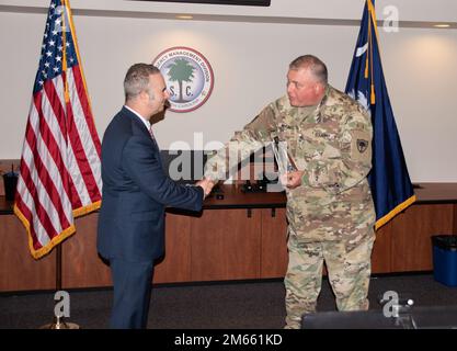 David Omura, directeur de Columbia Veterans Affairs Health Care System et Dorn va Medical Center, remet un prix aux États-Unis Le général de division Van McCarty, adjudant général de Caroline du Sud, lors d’une cérémonie organisée par 5 avril 2022, à la Division de gestion des urgences de Caroline du Sud, en Colombie-Ouest, en Caroline du Sud, pour la participation de la Garde nationale de Caroline du Sud aux efforts de secours de la COVID-19. La Garde nationale de Caroline du Sud a été activée par 13 mars 2020 à l'appui des efforts de réponse de la COVID-19 dans l'État. La Garde nationale de Caroline du Sud a aidé à la distribution de la protection personnelle e Banque D'Images