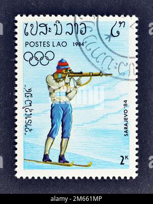 Timbre-poste annulé imprimé par le Laos, qui montre Biathlon, Jeux Olympiques d'hiver 1984 - Sarajevo , vers 1984. Banque D'Images
