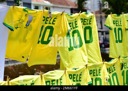 Santos, Brésil. 02nd janvier 2023. SANTOS, SP - JANVIER 2 : vente de maillots Pelé lors de ses funérailles au stade Vila Belmiro sur 2 janvier 2023 à Santos, Brésil. La légende brésilienne du football s'est éloignée du cancer. (Photo de Leandro Bernardes/PxImages) Credit: PX Images/Alay Live News Banque D'Images