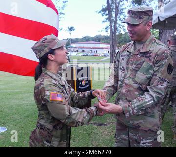 L'Adjudant-chef 5 Manuel Couverthie, Adjudant-chef de commandement de la Garde nationale de l'Armée de Porto Rico, donne une pièce d'excellence au 1st lieutenant Karla Torres à fort Buchanan, Porto Rico, 5 avril 2022. États-Unis L'armée et la Garde nationale de l'armée de Porto Rico ont reconnu les qualités et le potentiel de Torres et l'ont promue à 1st lieutenants. Banque D'Images