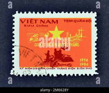 Timbre-poste annulé imprimé par le Vietnam, qui montre le 30th anniversaire de la victoire à Dien bien Phu, vers 1984. Banque D'Images