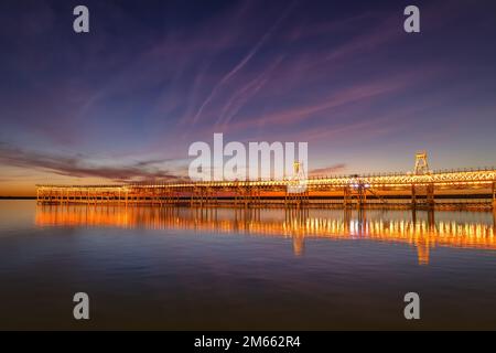 Quai minier connu sous le nom de Tinto Dock 'Muelle del Tinto' la nuit. C'est l'un des restes laissés par les Anglais à Huelva. Banque D'Images