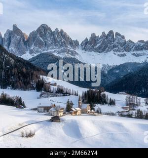 Panorama sur la neige au village de Santa Magdalena dans le célèbre Val di Funes. Trentin-Haut-Adige, Italie. Banque D'Images