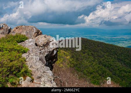 Little Stony Man Cliffs lors d'une chaude journée d'été, parc national de Shenandoah, Virginie États-Unis, Virginie Banque D'Images