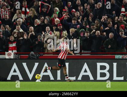 Brentford, Londres, Royaume-Uni. Brentford, Londres, Royaume-Uni. 2nd janvier 2023 ; Gtech Community Stadium, Brentford, Londres, Angleterre ; Premier League football, Brentford versus Liverpool ; Bryan Mbeumo de Brentford célèbre après avoir marqué son but de 3rd joueurs dans la minute 84th pour le faire 3-1 Credit: Action plus Sports Images/Alay Live News Banque D'Images