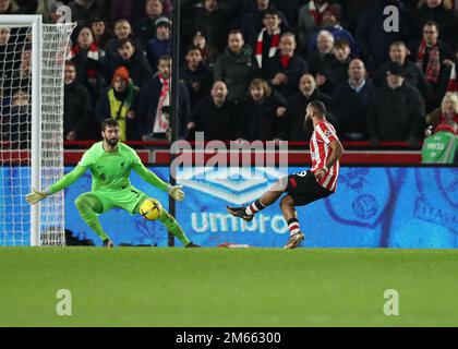 Brentford, Londres, Royaume-Uni. Brentford, Londres, Royaume-Uni. 2nd janvier 2023 ; Gtech Community Stadium, Brentford, Londres, Angleterre ; Premier League football, Brentford versus Liverpool ; Bryan Mbeumo de Brentford tire et marque son but de 3rd joueurs en 84th minutes pour le faire 3-1 ancien gardien Alisson Credit: Action plus Sports Images/Alay Live News Banque D'Images