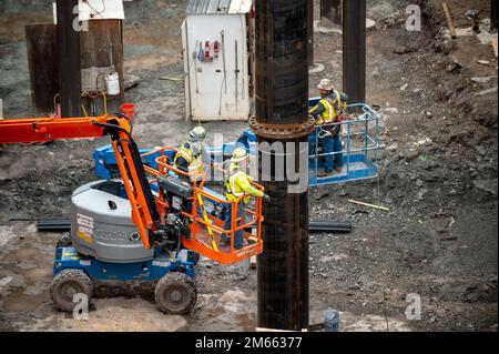 Entrepreneurs travaillant pour les États-Unis Le corps d'armée du Pittsburgh Engineers District prépare une poutre en acier à colonnes aux écluses et au barrage 4 près de Charleroi, sur la rivière Monongahela, à Belle Vernon, en Pennsylvanie, en 5 avril 2022. À mesure que la phase d'excavation et de démolition approche de l'achèvement, le projet est passé à la construction, qui comprend la préparation du seuil d'onglet pour le positionnement du béton, le fonctionnement électrique, la finition de la base du seuil de tablier, le déversement de béton, l'ancrage du mur de rivière et plus encore. Le projet Charleroi a débuté en 2004. Le gouvernement fédéral finance la moitié du coût du projet, tandis que le Banque D'Images