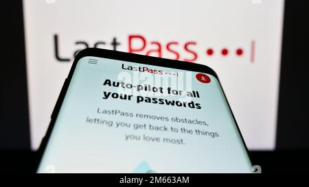 Smartphone avec la page Web de la société de gestion des mots de passe LastPass US LP à l'écran devant le logo de l'entreprise. Faites la mise au point dans le coin supérieur gauche de l'écran du téléphone. Banque D'Images