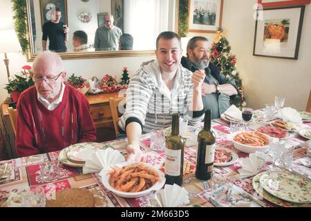 Séville, Espagne - 12 décembre 2018 : une famille espagnole s'est réunie autour de la table pour un déjeuner de Noël traditionnel Banque D'Images