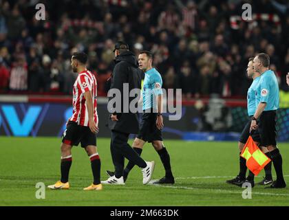 Brentford, Londres, Royaume-Uni. Brentford, Londres, Royaume-Uni. 2nd janvier 2023 ; Gtech Community Stadium, Brentford, Londres, Angleterre ; Premier League football, Brentford versus Liverpool ; Jurgen Klopp, responsable de Liverpool en colère, s'est adressé à l'arbitre Stuart Attwell après la dernière alerte sur le but de Brentford 3rd crédit : action plus Sports Images/Alay Live News Banque D'Images