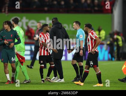 Brentford, Londres, Royaume-Uni. Brentford, Londres, Royaume-Uni. 2nd janvier 2023 ; Gtech Community Stadium, Brentford, Londres, Angleterre ; Premier League football, Brentford versus Liverpool ; Jurgen Klopp, responsable de Liverpool en colère, s'est adressé à l'arbitre Stuart Attwell après la dernière alerte sur le but de Brentford 3rd crédit : action plus Sports Images/Alay Live News Banque D'Images