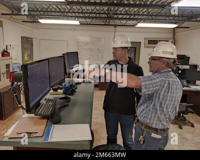 Le Maj Mark S. Quin (à gauche) et un membre du personnel de White Mesa examinent la salle de contrôle des procédés de l'usine d'uranium. Pendant l'opération Pay Dirt, des soldats du terrain d'essai d'Aberdeen, équipe de désarmement nucléaire du Maryland 1 ont été formés à l'usine d'uranium de White Mesa dans l'Utah et à la mine et usine de récupération in situ de Nichols Ranch au nord de Casper, Wyoming, 4 avril - 8. ÉTATS-UNIS Photo de l'armée par le colonel John P. Kunstbeck. Banque D'Images