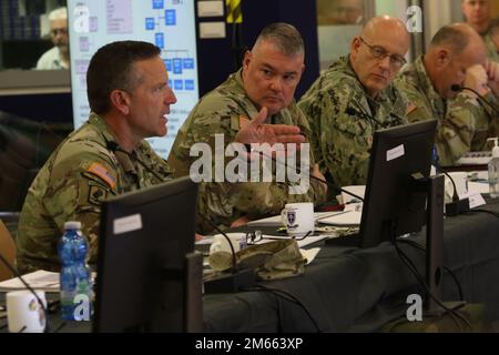 Le général de division David W. Ling, commandant général du TSC 79th, discute des besoins en matière de logistique et de soutien avec des organismes partenaires, y compris joint Logistics Enterprise, y compris la Defense Logistics Agency, aux États-Unis Commandement de la transition, Commandement de la distribution du déploiement en surface, 3rd Division d'infanterie, 311th Commandement du soutien expéditionnaire, Force opérationnelle interarmées, Force opérationnelle pour l'Europe du Sud - Afrique (SETAF-AF) et 79th membres du personnel logistique du TSC. Banque D'Images